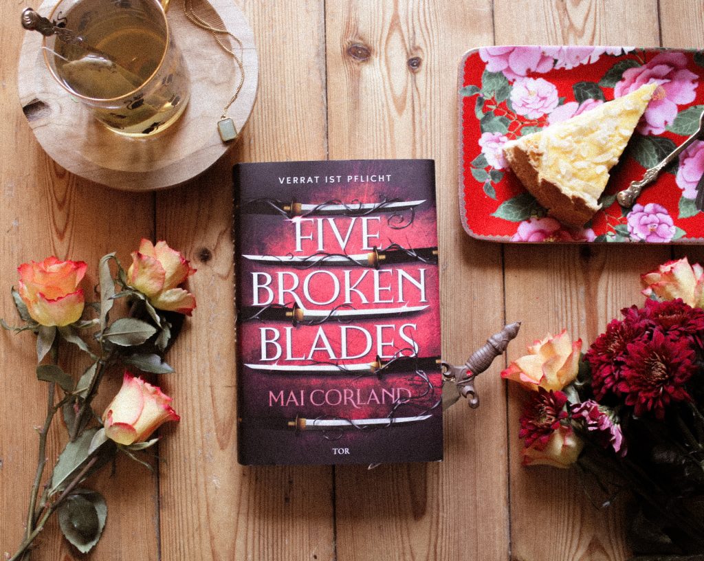 Five Broken Blades Mai Corland Zeilenfluch FotoBookstagram Kuchen Kaffee Blumen