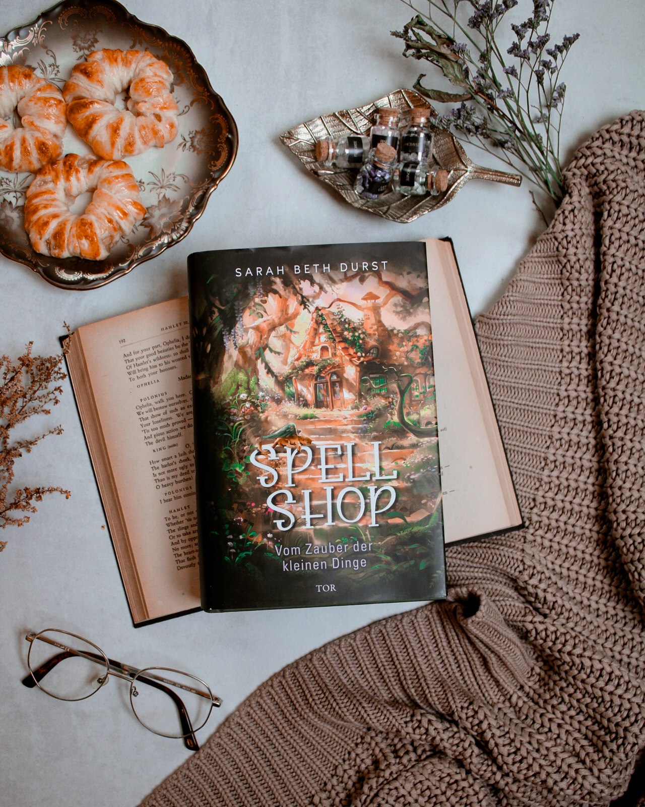 Spellshop von Sarah Beth Durst Zelenfluch Foto Cozy Fantasy
