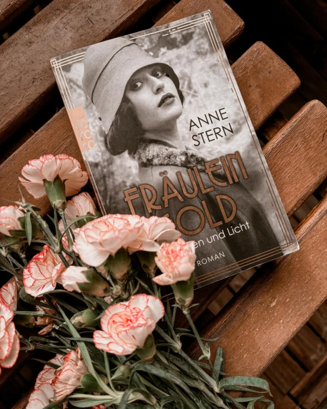 Welche Reihe habt ihr zuletzt begonnen?
Anfang des Monats habe ich die Hulda Gold Reihe von Anne Stern begonnen. Mit der Dresden Reihe von ihr habe ich meine Liebe zu historischen Romanen entdeckt und musste einfach mehr von ihr lesen.
So ist dann „Schatten und Licht“ eingezogen. 
Das Buch spielt in den 20ern in Berlin, wo wir die Hebamme Hulda Gold begleiten. Eine ihrer Patientinnen bleibt ihr besonders im Kopf, weil ihre Nachbarin gestorben ist und sich keiner so richtig für den Tod der „käuflichen Frau“ zu interessieren scheint. Nur der Kommissar Karl North scheint den Fall noch nicht fallen zu lassen. 
Mir hat das Buch sehr gut gefallen, weshalb ich es auch in kürzester Zeit beendet habe und mittlerweile auch schon den zweiten Band lese. 😍
Anne Stern schafft es hier wieder einen in die Zeit zurück zu versetzen und Charaktere zu schaffen, die man nur lieben kann. ☺️
Habt ihr schon ein Buch der Reihe gelesen?
#huldagold #schattenundlicht #historischerroman #annestern #lesen #buchempfehlung #bookstagramgermany