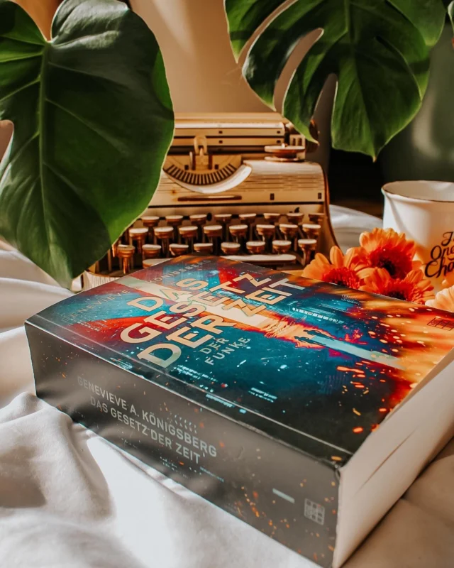 Werbung (Rezensionsexemplar)
Welche Dystopien könnt ihr empfehlen? 
„Das Gesetz der Zeit“ ist die letzte Dystopie, die mich überzeugen konnte. 
In dem Buch geht es um Sophia. Gerade noch ist sie auf dem Weg zu ihrem ersten Date mit Marc, als sie sich auf einmal 30 Jahre in der Zukunft wiederfindet und von seltsamen Männern verfolgt wird, die zum staatlichen Sicherheitssystem gehören, das Sophia völlig fremd ist. In den letzten Jahren ist einiges passiert. Auch ihr Schwarm Marc ist in den 30 Jahren gealtert und ist mittlerweile Anführer einer Rebellengruppe.

Zu Beginn des Buches begleiten wir Sophia an einem ganz normalen Tag, bis sie verschwindet. Dadurch ging’s dann auch ziemlich spannend los. So fremd wie Sophia die Welt in der Zunkunft ist, ist sie auch dem Leser. Was ich eigentlich gut fand, aber nach einer gewissen Zeit hätte ich die Welt schon etwas mehr verstehen wollen. Dadurch hatte ich so nach einen Drittel eine kurze Phase, wo ich die Lust Weiterzulesen weniger wurde. Das Dranbleiben hat sich aber gelohnt. 😊 Nach kurzer Zeit nimmt die Geschichte wieder Fahrt auf. Wir erfahren immer mehr über die Zeitreisen und die Welt. Viele Fragen sind zwar noch offen, aber dafür gibt es ja den nächsten Band (den ich dank Cliffhänger am liebsten direkt gelesen hätte).
Am besten gefallen hat mir die Rebellengruppe, die zwar nicht mehr viele Mitglieder hat, aber dafür richtig tolle.😍
Mein Lieblingscharakter ist bisher auf jeden Fall Al.😊
Nach der Messe werde ich mich auch noch an eine ausführliche Rezension setzen, aber ich wollte euch diese Empfehlung nicht länger vorenthalten.
#dasgesetzderzeit #buchempfehlung #dystopie #dystopiebücher #leseempfehlung #bookstagram #unbekanntebücher