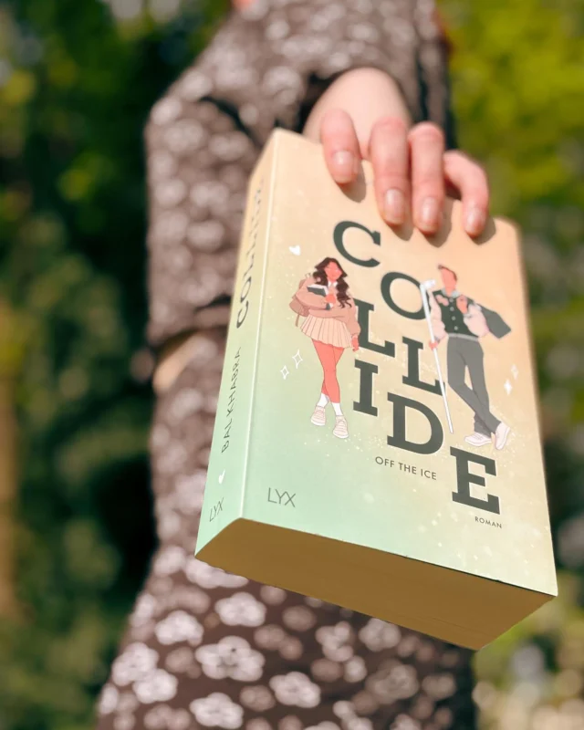 Welches Buch hat euch zuletzt zwiegespalten zurück gelassen? 
Ein Buch, dass mich über das Osterwochenende begleiten durfte ist „Collide“ von Bal Khabra.
Es war mein erstes Buch der Autorin, aber ich ob ich noch weitere lesen werde, weiß ich nicht.
Die Geschichte an sich hat mich gut unterhalten und auch die Protagonisten mochte ich total gerne, sowie die Nebencharaktere.
Aber der Spice war mir viel zu viel. Da hätte das Buch von mir aus lieber kürzer sein können. 🙈😅
Und was ich ganz schlimm fand: den Epilog. Der war überhaupt nicht meins.😫
Bei meiner Meinung zum Buch bin ich echt hin und her gerissen und würde es am ehesten als einen Guilty Pleasure Read bezeichnen 😂
#collide #balkhabra #lyx #sportsromance #bookstagram #bookstagramgermanyِ