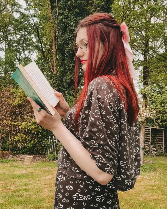 Habt ihr schon mal ein Buch von Anya Omah gelesen?
„Regenglanz“ ist mein erstes Buch der Autorin. 
Es geht um Alissa und Simon. Simon hat ein ziemlich peinliches Tattoo, dass er loswerden möchte und schon bei der Terminvergabe hinterlässt er einen schlechten Eindruck bei seiner Tätowiererin Alissa. Während den Sitzungen beginnt es zwischen Ihnen zu knistern, aber Alissa hat die Regel nichts mit Kunden anzufangen. 

Schon nach den ersten Seiten habe ich mich in die Protagonisten verliebt und mochte auch die Geschichte. Beim Lesen hatte ich, aber zwischendurch Angst, dass der im Klappentext angedeutete Tabubruch ein typischer New Adult Plottwist wird, den ich gar nicht mag. Nämlich, dass einer von beiden einen Unfall erlebt hat und der andere dafür mindestens mitverantwortlich war. Das ist es aber zum Glück nicht gewesen!😂 
Von mir gibts vier Sterne für das Buch✨
Habt ihr auch bestimmte Plottwists, die ihr nicht ab könnt?